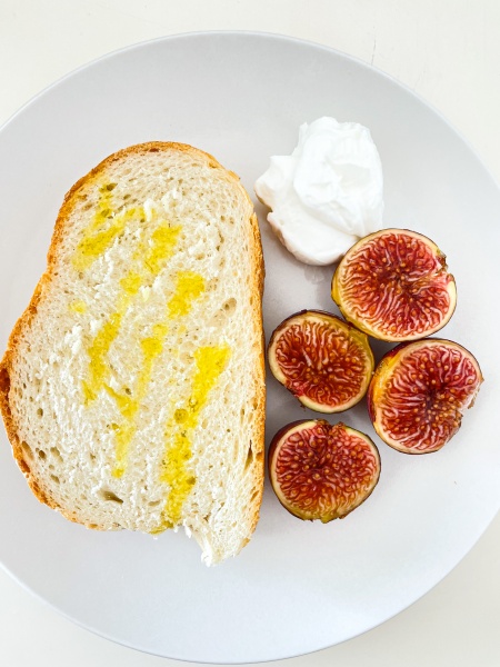 labneh and figs toast