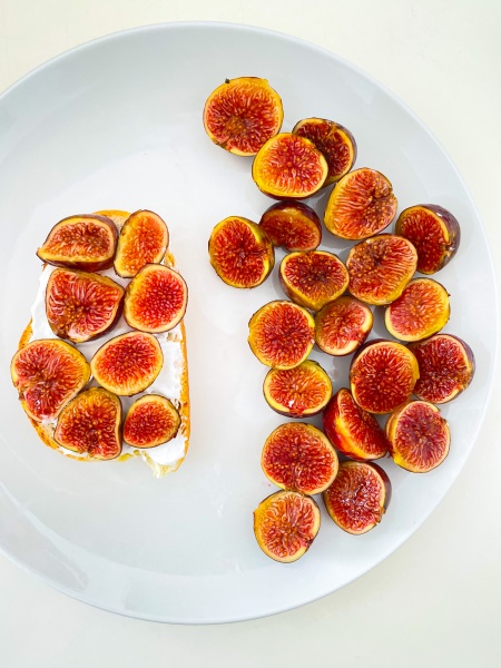 labneh and figs toast