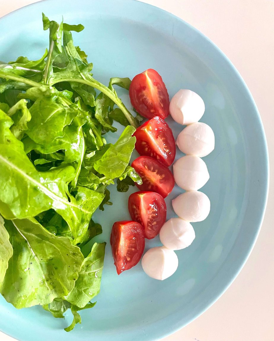 Caprese salad with arugula