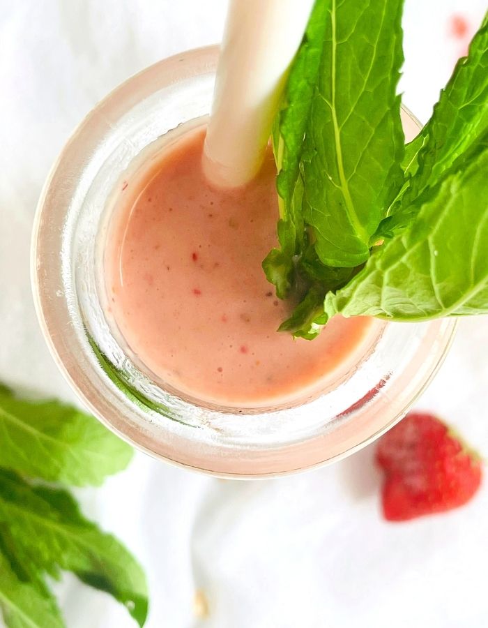 Healthy Strawberry Smoothie (4 Ingredients)